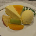 Koube Teppan Suteki Iwasaki - ・デザート～テレビでも取り上げられた垂水のあーちゃんのチーズケーキとフルーツ盛