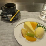 Koube Teppan Suteki Iwasaki - ・デザート～テレビでも取り上げられた垂水のあーちゃんのチーズケーキとフルーツ盛 ☕食後のドリンク～珈琲ホットを選択
