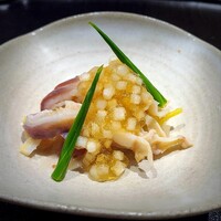 日本料理 晴山 - 北寄貝にウルイの梅和え。それに独活がたっぷりのお出汁ジュレ・・・あまりにドストライクな食材に、接待でありながら平常心を失っておりました。