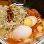 らあめん渋英 - 赤いスタミナとんこつ麺(980円)＋野菜増し(100円)。