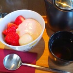 Saron Do Te Kawamura - あんこクリームと苺のあんみつ、加賀棒茶付き