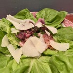 Ata - マグロのうなじとチーズ サラダ菜で巻いて