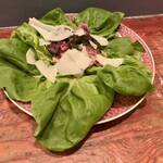 Ata - マグロのうなじとチーズ サラダ菜で巻いて