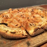 Ata - 桜海老と新玉ねぎのタルト・フランべ パプリカのパウダー