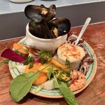 Ata - アイオリ全部のせ：イカ、エビ、ムール貝+野菜