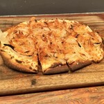 Ata - 桜海老と新玉ねぎのタルト・フランべ パプリカのパウダー