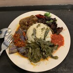 Hjh Maimunah Restaurant and Catering - 料理写真:ナシパダン（時計回り：牛肉煮込み、激辛チリ、野菜ソテー、揚げ茄子、高野豆腐煮物）