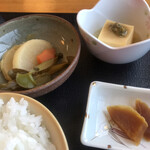 かんべ茶屋 - 大根と人参とワカメの煮物、玉子豆腐ふきのとう味噌のせ、漬物、ご飯
