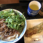 Marugame Seimen - 焼き立て肉うどん並かけ670円、ちくわ天