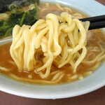 横浜らーめん 本牧家 - 酒井製のツルシコ中太麺