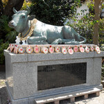 横浜らーめん 本牧家 - 永谷天満宮の神牛像