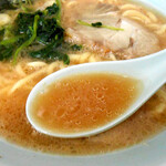 横浜らーめん 本牧家 - カツーンとカエシと豚骨の甘味が利いたスープ