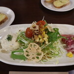 パスタの店 山猫軒 - サラダ・前菜・ガーリックトーストです☆　2022-0403訪問