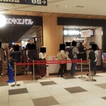 焼肉ライク - 18:30頃訪問も大行列…。33人並んでいました。 (2022.04.09)