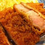 高尾 煉瓦屋 - ビタミンB1が豊富な最高級の豚肉。上質のラードと生パン粉で揚げた霧島高原豚のとんかつは胃もたれせず、身体に良い料理です。
