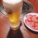 牛角 - ビール550円税込、牛タン913円税込