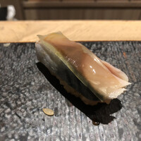 鮨 いつみ - サバも単調な美味さではなく昆布と酢飯との調和が美味い