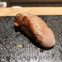 鮨 いつみ - 金目鯛の炙りは香ばしさと旨味のバランスがよろしい。