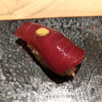 鮨 いつみ - 漬けマグロはねっとり旨味が深い。寿司タネの厚みも薄目で私好み。