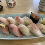 江戸前鶴鮨 - 「本日の地物握り」（税込2,800円） 奥、　左から、鰆、鮃、メジナ、真鯛、伊勢海老 手前、左から、活鰺、ワラサ、ほうぼう、石鯛、鮑