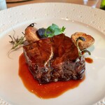 Brasserie et Salon de Thé Chez Yoshi - 柔らかく煮込んだ和牛ほほ肉の赤ワイン煮込み。