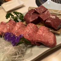 焼肉 しんうち 神楽坂 - 黒毛和牛タン、厚切りハツ