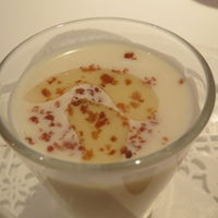デジーノ - アミューズ:蕪の冷製ポタージュ クリスピーなベーコンとオリーブオイルと共に、豚肉のリエット、自家製オリーブ
                  2