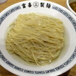 らぁ麺屋 富喜製麺所 - 鰹昆布水に浸った中細の平打ち麺！