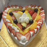マリオネット - 料理写真:ハート形デコレーションケーキ（７号）５１００円　クッキープレート１００円