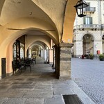 Antica Pasticceria Castino - この柱廊にある