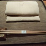 帝国ホテル 寅黒 - セッティング。ナプキンは虎白さんと同じ品かな。