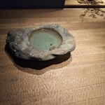 帝国ホテル 寅黒 - お出迎え役の金魚。石川大将からの寄贈品だとか。鉢を運んだのが蓮の三科さん。