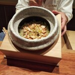 帝国ホテル 寅黒 - サクラマスとフキの炊き込み御飯