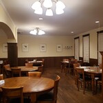 唐草館 - シックな雰囲気の店内風景