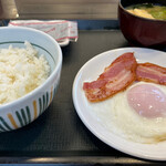 なか卯 - 目玉焼きベーコン朝定食 ご飯小盛 360円。