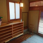 閑祥庵 禅紫 - 玄関で靴を脱ぎます