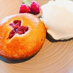 Otona Za - chatのケーキ(フィナンシェ)をズーム。ジェラートとラズベリー添え！