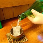 まいもんや かっぱ - 2022年4月　女将さんが注いでます