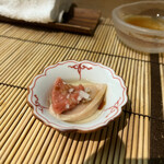 すし匠 - 帆立貝の卵巣(赤)と精巣(白)