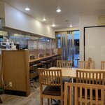 Gyouza Tenhou - 明るく綺麗な店内はカウンター5席と4人掛けテーブル2つ、6人掛けテーブル1つ