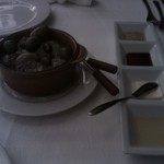 アマルフィイ・モデルナ - オリーブはちょっとだけど５００円、パンにつけるものは４種類