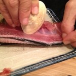 丸冨水産 - 丸富水産・鮪の中落ちを貝殻でこそげる