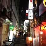 丸冨水産 - 新橋の路地