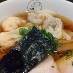 八雲 - 特製ワンタン麺ハーフ黒だしアップ