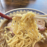 雪ぐに - 平打ちの縮れ麺