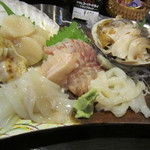 Nambu Moguri - 刺身の盛合わせ（２人前）　左から活ホタテ、活いか、ひらめ、イカ、ほっき貝