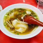 大陸 - スッキリだけどコクのあるスープにチュルッとワンタン4個も餡の旨味もしっかりで美味い。ヤキソバのソース味をコレがリセットしてくれる。