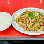 大陸 - 10分弱で提供。ソースの香りに期待が膨らむ。ライスはふっくら柔め。