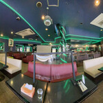 D ROCK38 - クラブのような店内
      爆音の洋楽が心躍る