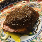 美会 - TokyO Xのロース肉をカリカリに揚げ、タマリンドの煮込みソースと合わせます。まるで帝国ホテルのシャリアピンステーキみたい